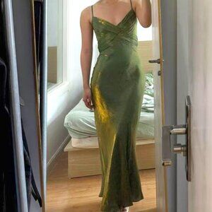 Stunning Emerald Green Satin Gown – Elegant & Chic
